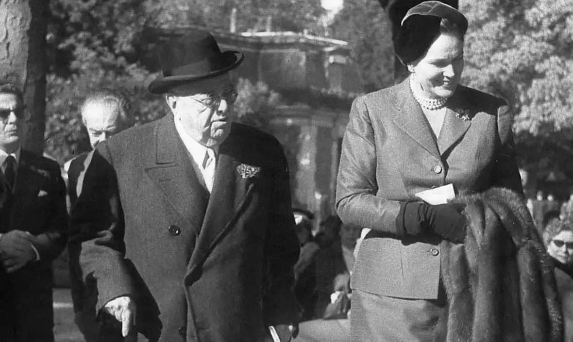 Aga Khan III propriétaire de chevaux, casaque rouge et marron Aga Khan, Blenheim vainqueur du Derby, Bahram cheval Aga Khan III, Nuccio et Migoli Prix de l’Arc de Triomphe, Tulyar Derby winner Aga Khan III, Alec Head entraîneur Aga Khan III, écurie Aga Khan en France, Aga Khan III Société des Nations, succès hippiques Aga Khan III