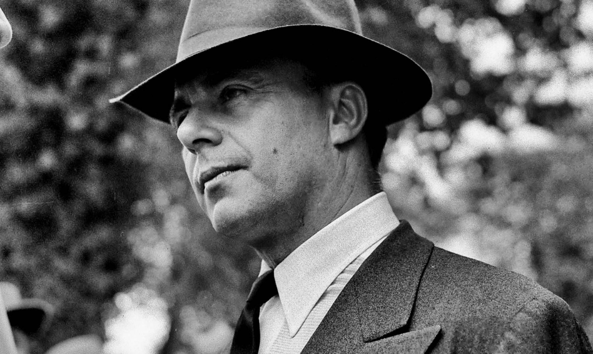 Aly Khan propriétaire de chevaux, casaque rouge et verte Aly Khan, Petite Étoile cheval de légende Aly Khan, croisement chevaux Aly Khan, écurie Aly Khan à Newmarket, Tulyar vendu par Aly Khan, victoires d’Aly Khan à Ascot, Oaks remportées par Aly Khan, Gentleman-rider Aly Khan, Prix Aly Khan hommage